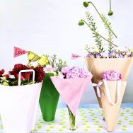 Coated kraft bag conical-shaped paper packaging  flower sleeve with paper handle satin handle